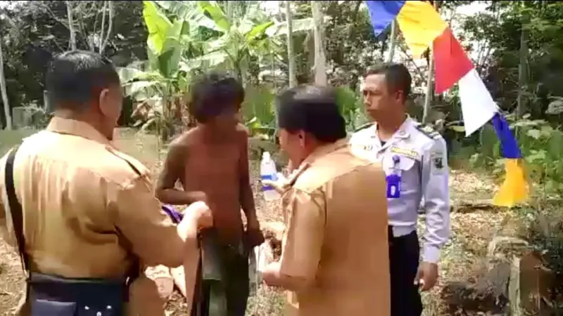 Tangkapan layar video Bupati Banjarnegara, Budhi Sarwono mengenakan baju ke pria gangguan jiwa yang tanpa busana. (Foto: Liputan6.com/Istimewa/Muhamad Ridlo)