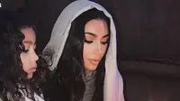 Kim Kardashian di sebuah gereja di Armenia. (dok. Instagram @kimkardashian/https://www.instagram.com/p/B3dF632gvrN/Henry)