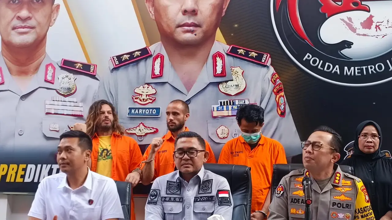 Pengungkapan kasus penyelundupan narkoba jenis kokain cair ke Indonesia oleh  warga negara asing (WNA) asal Portugal.