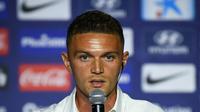 Bek baru Atletico Madrid, Kieran Trippier memberikan keterangan kepada awak media selama pengenal dirinya di Wanda Metropolitano di Madrid (18/7/2019). Atletico mendapatkan Trippier dari Tottenham dengan tebusan 23 juta euro. Trippier dikontrak sampai 2022. (AFP Photo/Gabriel Bouys)