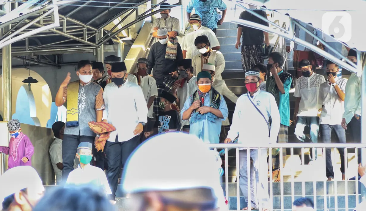 Warga usai melaksanakan salat Idul Fitri 1441 H berjemaah di Masjid Jami Assa'Dah kebayoran Lama, Jakarta, Sabtu (24/5/2020). Warga yang hendak salat Id diwajibkan untuk menerapkan protokol kesehatan. (Liputan6.com/Johan Tallo)