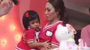 Ayu Dewi memilih konsep yang penuh dengan pernak-pernik berwarna pink dan tentunya menjadi salah satu favorit sang buah hati yaitu Hello Kitty. (Andy Masela/Bintang.com)