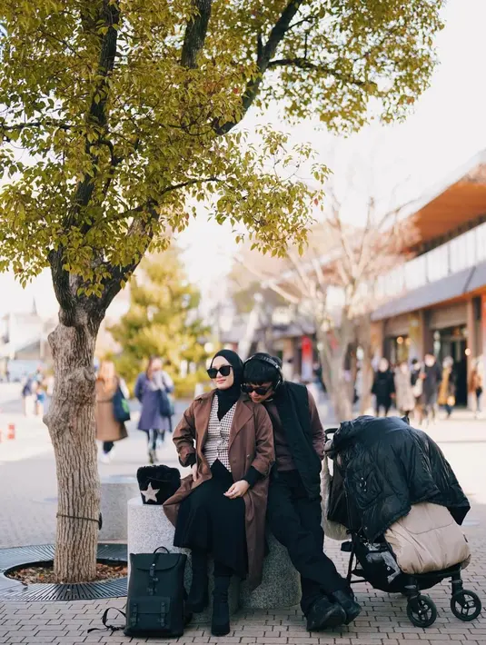 Paduan vest dan coat menjadi inspirasi gaya yang bisa diandalkan. Dalam bergaya, Dinda Hauw termasuk berani bereksplorasi untuk tampilan fashion yang maksimalis. [Foto: Instagram/ DindaHw].