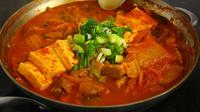 Kimchi jjigae menjadi salah satu menu rumahan favorit di Korea Selatan. Makanan yang satu ini cukup mudah dan praktis, lho. (Foto: Maangchi)
