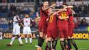 Para pemain AS Roma merayakan gol Daniele De Rossi saat melawan Torino pada laga Serie A antara Roma vs Torino di Olympic Stadium, Roma, (9/3/2018). Roma menang 3-0. (Alessandro Di Meo/ANSA via AP)