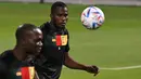 Penyerang Kamerun #26 Souaibou Marou (kanan) mengikuti sesi latihan jelang menghadapi Timnas Brasil pada matchday 3 Grup G Piala Dunia 2022, di Al Sailiya SC di Doha, Kamis (1/12/2022). Jika ingin lolos ke-16 besar Piala Dunia 2022, Kamerun harus menang. (ISSOUF SANOGO / AFP)