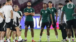 Timnas Arab Saudi melakukan sesi latihan resmi jelang bertanding melawan Indonesia pada Selasa 19 November 2024. (Liputan6.com/Angga Yuniar)