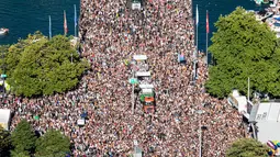 Pemandangan udara dari ratusan ribu peserta peserta menari di jalanan pada festival musik dansa tahunan, Street Parade, di pusat kota Zurich, Swiss, 11 Juli 2018. Festival tahunan ini digelar untuk ke 27 kalinya. (Ennio Leanza/Keystone via AP)
