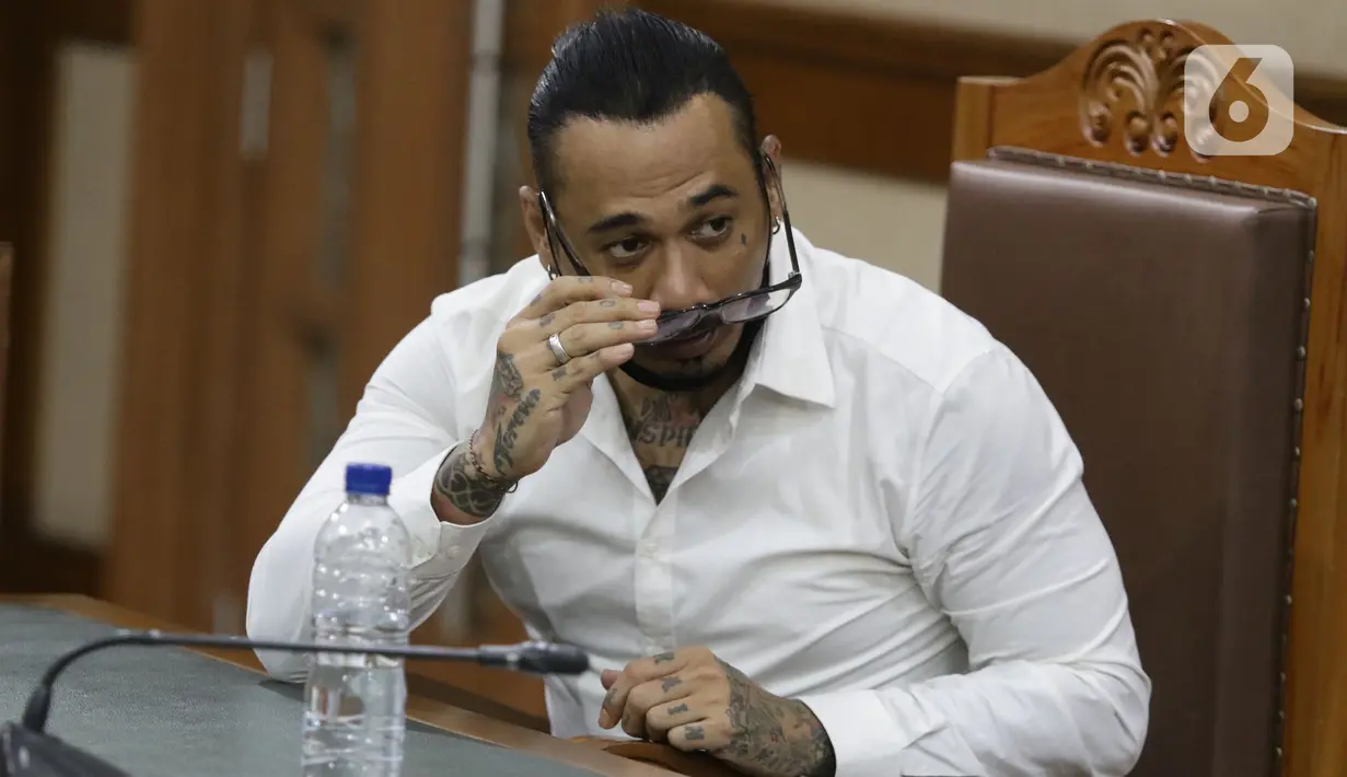 Musisi I Gede Ari Astina alias Jerinx SID sesaat sebelum sidang pembacaan putusan kasus dugaan pengancaman terhadap Adam Deni di PN Jakarta Pusat, Kamis (24/2/2022). I Gede Ari Astina divonis satu tahun penjara, denda Rp 25 juta subsider satu bulan kurungan. (Liputan6.com/Helmi Fithriansyah)