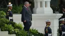 Menurut rencana, kedua pemimpin negara tersebut akan melakukan pertemuan bilateral di Istana Merdeka. Raja Yordania sendiri akan berada di Indonesia hingga besok, Sabtu (15/10/2025). Tampak dalam foto, Raja Yordania Hasyimiah, Abdullah II Ibn Al Hussein (tengah kiri) berjalan bersama Presiden Indonesia Prabowo Subianto (tengah kanan) saat memeriksa pasukan kehormatan selama upacara penyambutan sebelum pertemuan mereka di Istana Merdeka, Jakarta, Jumat 14 November 2025. (AP Photo/Achmad Ibrahim)