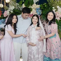 Fuji An saat Gender Reveal dan Tujuh Bulanan Kakaknya. [@clinovic_photography]