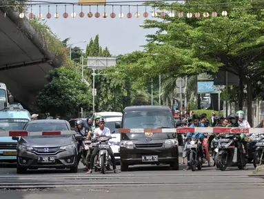 Penutupan perlintasan sebidang di Stasiun KA Duren Kalibata, Pancoran, diprediksi mundur, Jakarta, Kamis (14/7). Penutupan sendiri bagian dalam rangka menjalankan amanat UU Perkeretaapian dan manajemen lalu lintas. (Liputan6.com/Yoppy Renato)