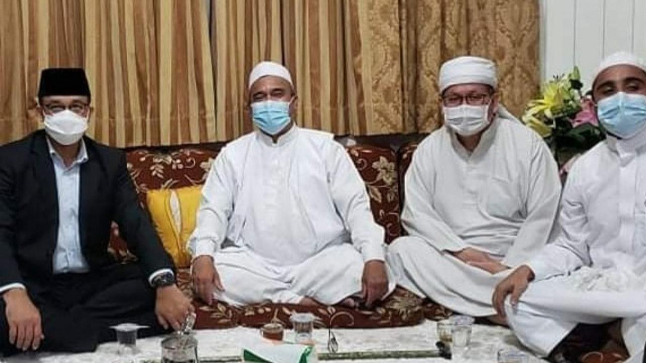 Gubernur DKI Anies Baswedan bertemu Rizieq Shihab di rumahnya, Selasa malam. (Foto: Istimewa/Twitter DPP FPI)