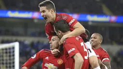 Para pemain Manchester United merayakan gol yang dicetak oleh Jesse Lingard ke gawang Cardiff City pada laga Premier League di Stadion Cardiff City, Sabtu (22/12). Manchester United menang 5-1 atas Cardiff City. (AP/Jon Super)