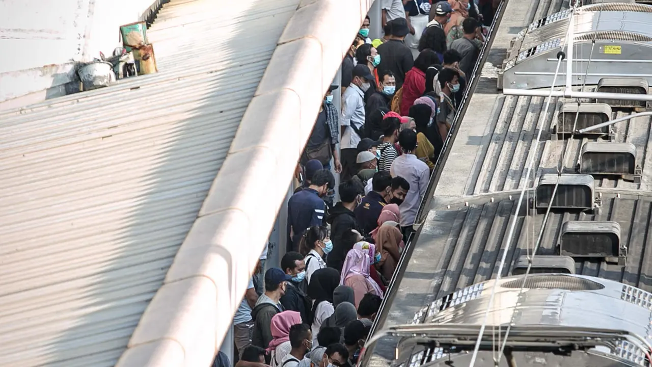 Suasana Stasiun Tanah Abang Saat Sore Hari
