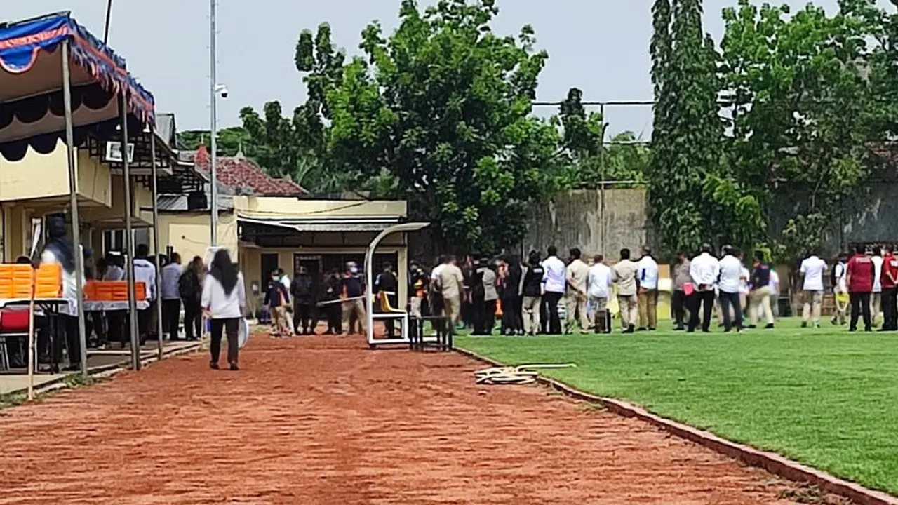 Rekonstruksi tragedi kanjuruhan Malang di Lapangan Bola Mapolda Jatim. (Dian Kurniawan/Liputan6.com)