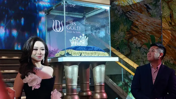 Poppy Capela Pamerkan Mahkota Miss Universe Indonesia