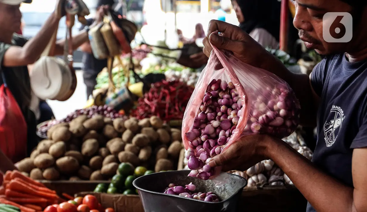 Pedagang menimbang bawang merah  yang dijual di Pasar Tradisional Kebayoran, Jakarta Selatan, Senin, (5/9/2022). Pembeli mengeluhkan harga-harga bahan pangan yang mulai naik hari ini, atau 2 hari setelah Presiden Joko Widodo (Jokowi) mengumumkan kenaikan harga bahan bakar minyak (BBM) jenis pertalite, solar, dan pertamax. (Liputan6.com/Johan Tallo)