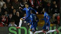 Gelandang Chelsea, Facundo Buonanotte, merayakan gol yang dicetaknya ke gawang Lincoln dalam laga babak ketiga Carabao Cup 2025/2026 di LNER Stadium, Rabu (24/9/2025) dini hari WIB. Chelsea lolos ke 16 besar setelah menang 2-1 dalam laga ini. (Oli SCARFF / AFP)