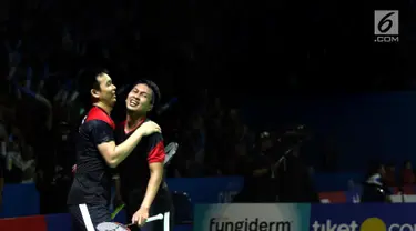 Pebulu tangkis ganda putra Indonesia, M Ahsan/Hendra Setiawan usai melawan Hiroyuki Endo/Yuta Watanabe (Jepang) di di Babak 8 besar Indonesia Open 2019 di Istora Senayan, Jakarta, Jumat (19/7/2019). Hendra/Ahsan unggul 21-15, 9-21, 22-20. (Liputan6.com/Helmi Fitrhiansyah)