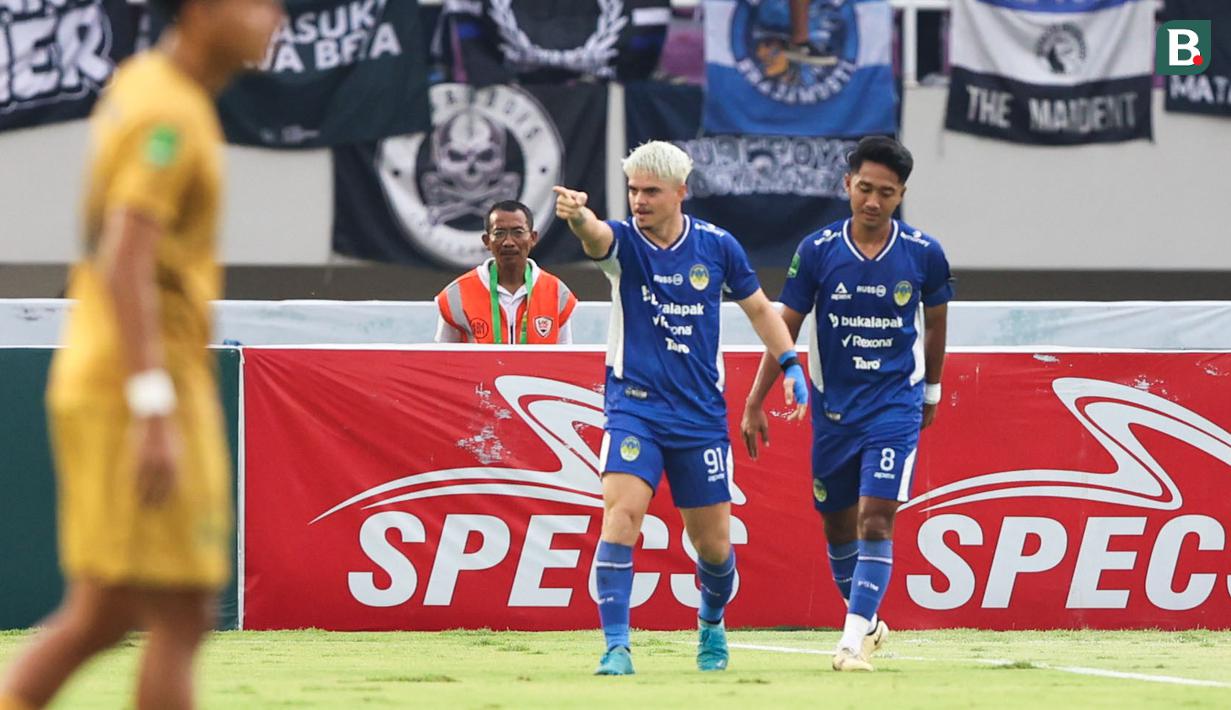 Pemain PSIM Yogyakarta, Rafinha (tengah) melakukan selebrasi setelah mencetak gol pertama timnya ke gawang Bhayangkara FC, Sani Rizki pada laga final Pegadaian Liga 2 2024/2025 di Stadion Manahan, Solo, Jawa Tengah, Rabu (26/02/2025). (Bola.com/Abdul Aziz)
