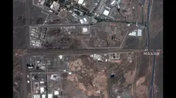 Presiden Amerika Serikat, Donald Trump, mengatakan pihaknya telah berhasil melakukan serangan bom terhadap tiga lokasi nuklir di Iran dan ketiganya telah dihancurkan. (Citra satelit ©2025 Maxar Technologies/AFP)