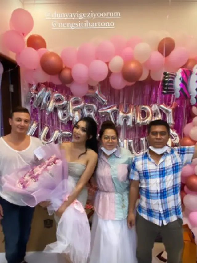 6 Potret Lucinta Luna Rayakan Ulang Tahun, Sekaligus Syukuran Rumah Baru