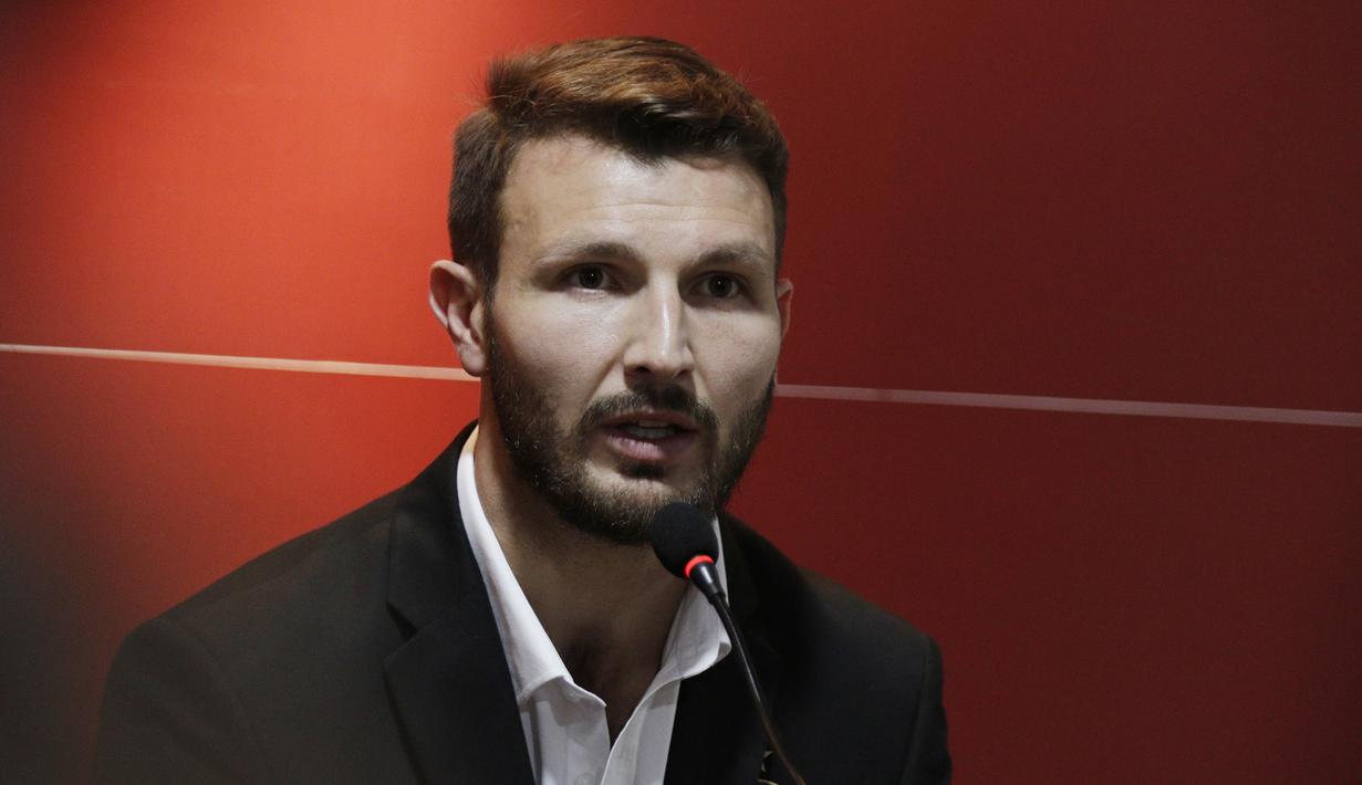 Pemain baru Persija Jakarta, Marco Motta, saat diperkenalkan di Kantor Persija, Kuningan, Jakarta, Senin, (3/2/2020). Mantan pemain Juventus dan AS Roma ini akan menjadi andalan di lini pertahanan Macan Kemayoran musim depan. (Bola.com/M Iqbal Ichsan)