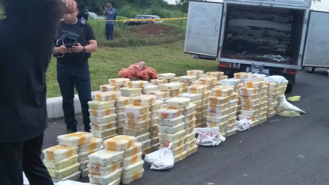 Polisi mengamankan narkoba jenis sabu sebanyak 228 kilogram di Pagedangan, Kabupaten Tangerang. (Liputan6.com/Pramita Tristiawati)