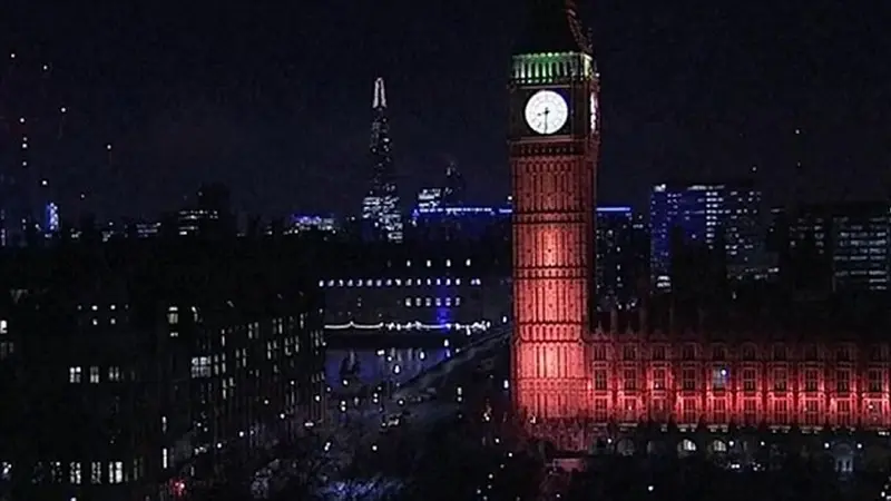 Big Ben berwarna merah untuk menghormati korban serangan teror Inggris di London. (Daily Mail)