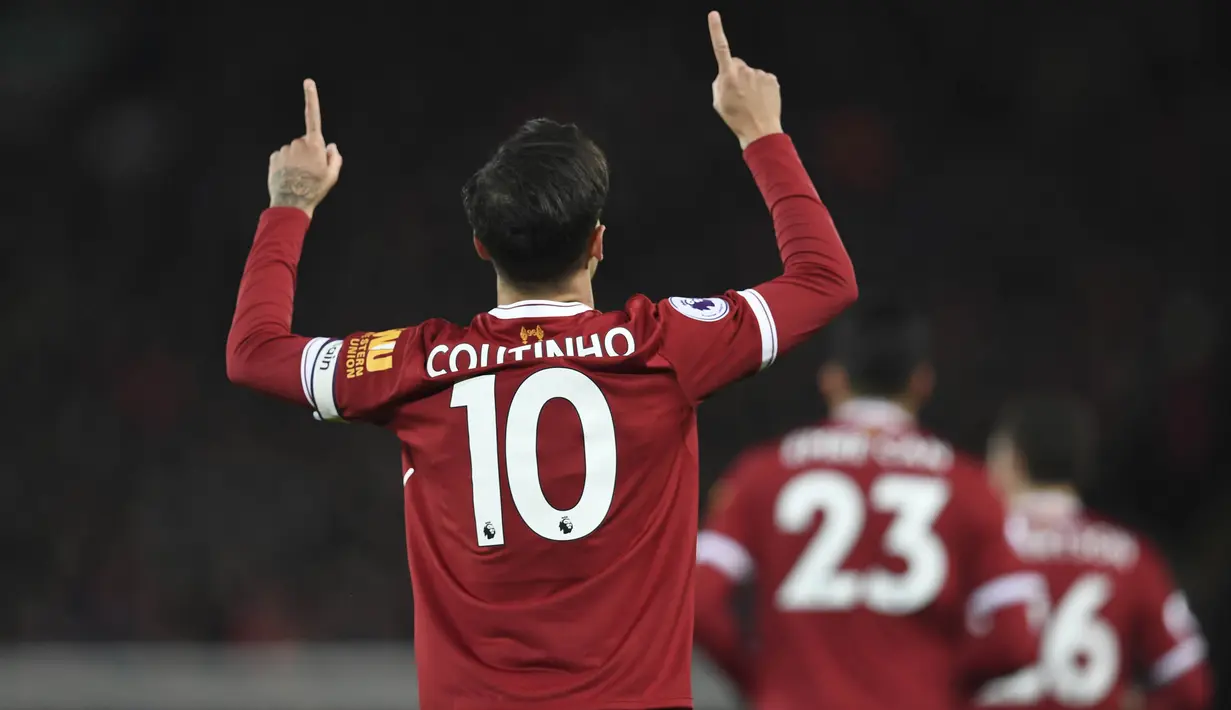 Gelandang Liverpool, Philippe Coutinho, merayakan gol yang dicetaknya ke gawang Swansea pada laga Premier League di Stadion Anfield, Liverpool, Selasa (26/12/2017). Sepanjang karier di Liverpool, Coutinho mencetak 54 gol. (AFP/Paul Ellis)