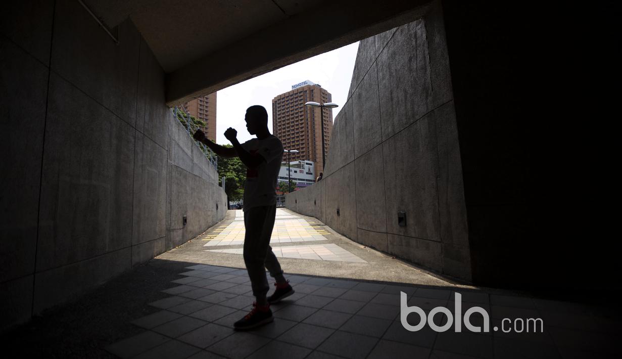 Petinju Indonesia, Daud Yordan melakukan latihan ringan di kawasan pedestrian Singapura jelang melawan petinju Thailand, Campee Phayom di Singapura, Jumat, (24/3/2017). Duel Daud dan Campee bukan partai utama. (Bola.com/Nicklas Hanoatubun)