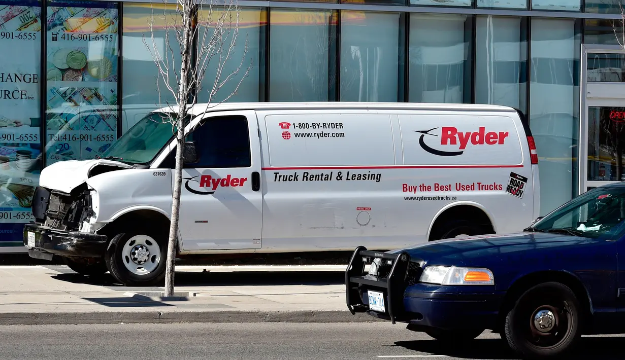 Kondisi sebuah van setelah menabrak para pejalan kaki di pinggiran utara Toronto, Kanada, Senin (23/4). Van putih itu dikabarkan merupakan mobil sewaan dan hal ini dikonfirmasi Van Rental Company Ryder System Inc. (Frank Gunn/The Canadian Press via AP)