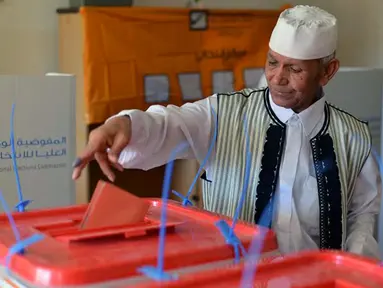 Pemilih memasukkan kertas suara di sebuah TPS di Sabha, Selatan Libya, (25/6/2014). (REUTERS/Saddam Alrashdy)