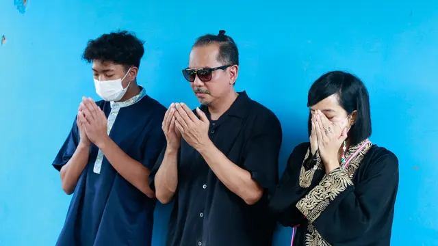 Indra Birowo di pemakaman ayahnya di Tanah Kusir