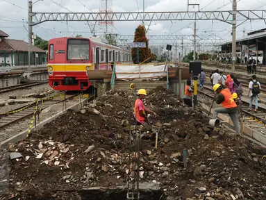 Sejumlah pekerja menyelesaikan penambahan panjang peron 6 dan 7 Stasiun Bogor, Jawa Barat, Rabu (16/12/2015). Penambahan panjang peron dilakukan untuk lebih memberikan kenyamanan bagi pengguna KRL. (Liputan6.com/Helmi Fithriansyah)