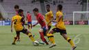 Gelandang Korea Selatan U-23, Lee Changmin (tengah) mencoba lolos dari kawalan tiga pemain Brunei Darussalam saat laga kualifikasi grup H Piala Asia 2016 di Stadion GBK, Jakarta, Jumat (27/3/2015). (Liputan6.com/Helmi Fithriansyah)