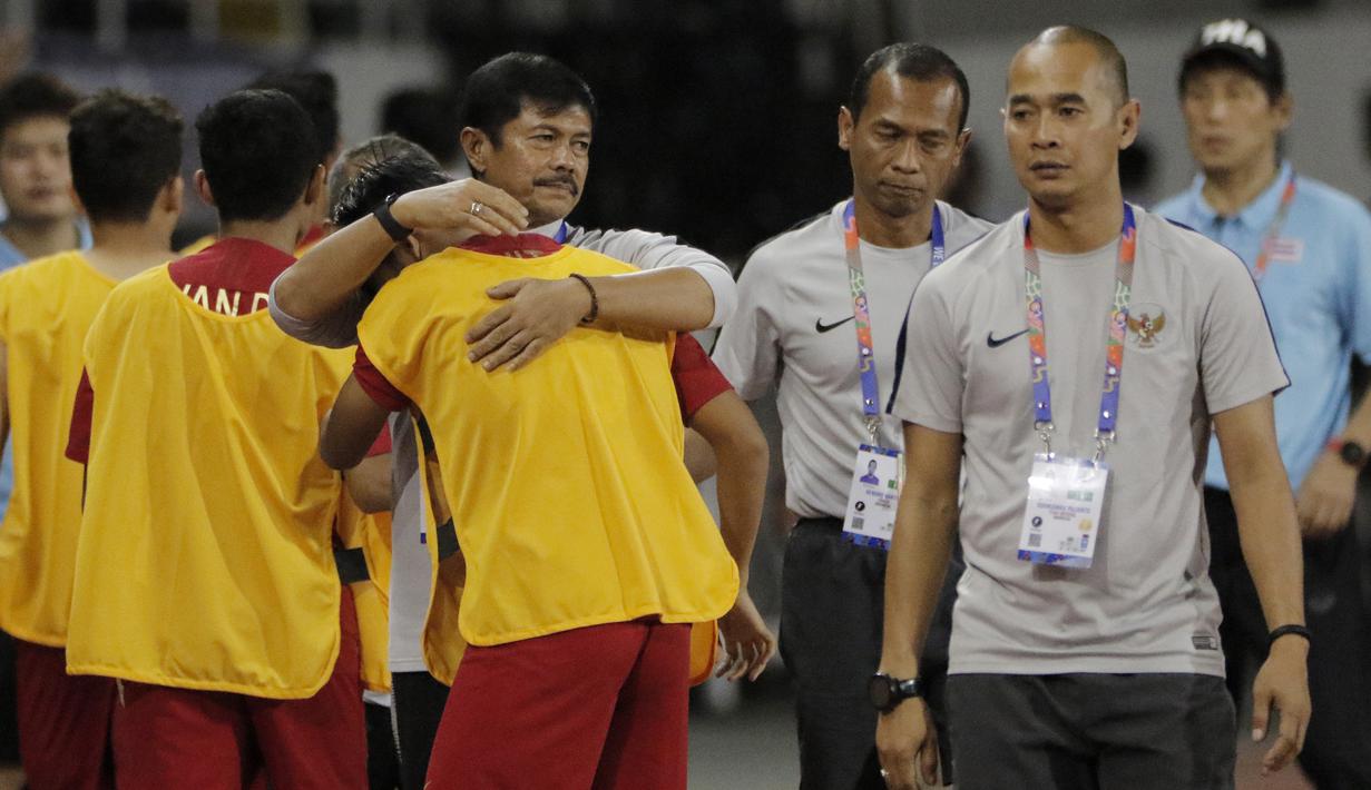Pelatih Timnas Indonesia U-22, Indra Sjafri, memeluk pemainnya usai mengalahkan Thailand U-22 pada laga SEA Games 2019 di Stadion Rizal Memorial, Manila, Selasa (26/11). Indonesia menang 2-0 atas Thailand. (Bola.com/M Iqbal Ichsan)