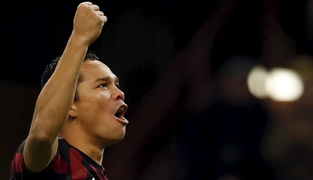 Penyerang AC Milan, Carlos Bacca melakukan selebrasi usai mencetak gol kegawang Fiorentina pada lanjutan Serie A Liga Italia di Stadion San Siro (17/1). AC Milan menang atas Fiorentina dengan skor 2-0. (REUTERS/Alessandro Garofalo)