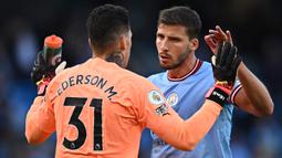 Selebrasi bek Manchester City, Ruben Dias (kanan) bersama rekannya Ederson setelah mengalahkan Southampton pada laga Liga Inggris 2022/2023 di Etihad Stadium, Manchester (8/10/2022). Ruben Dias dilepas ke Manchester City pada awal musim 2020/2021 dengan nilai transfer 71,6 juta euro atau kini setara Rp1,2 triliun setelah membela Benfica selama 4 musim sejak dipromosikan dari Benfica B pada awal musim 2017/2018. (AFP/Oli Scarff)