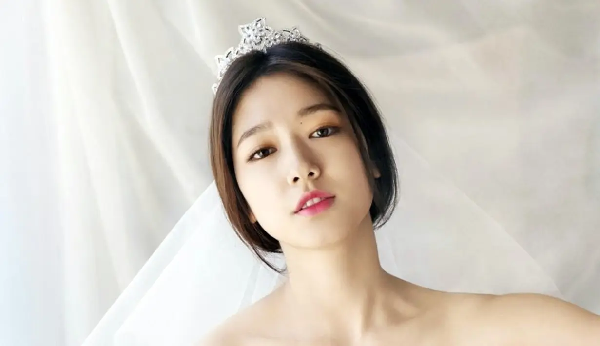 Usai membintangi drama 'Doctors', Park Shin Hye berhasil didapuk menjadi model majalah Elle edisi bulan September. Seperti biasa, Park Shin Hye tampil natural dan anggun. (Allkpop/Bintang.com)