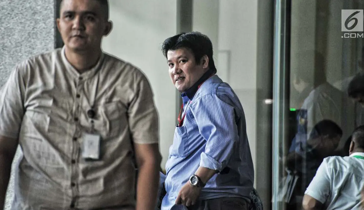 Mantan wartawan kontributor stasiun televisi swasta Hilman Mattauch bersiap menjalani pemeriksaan di Gedung KPK, Selasa (9/1). Hilman diminta keterangannya terkait pelarian Setya Novanto saat akan ditangkap penyidik KPK. (Liputan6.com/Faizal Fanani)