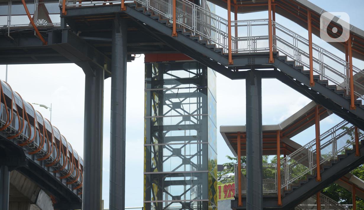 Jembatan penyeberangan orang (skywalk) yang menghubungkan Stasiun Kebayoran dengan Halte Transjakarta di Kebayoran Lama, Jakarta, Jumat (6/1/2023). Skywalk sepanjang 450 meter tersebut untuk memudahkan mobilitas penumpang Transjakarta atau KRL yang beralih moda transportasi. (merdeka.com/Imam Buhori)