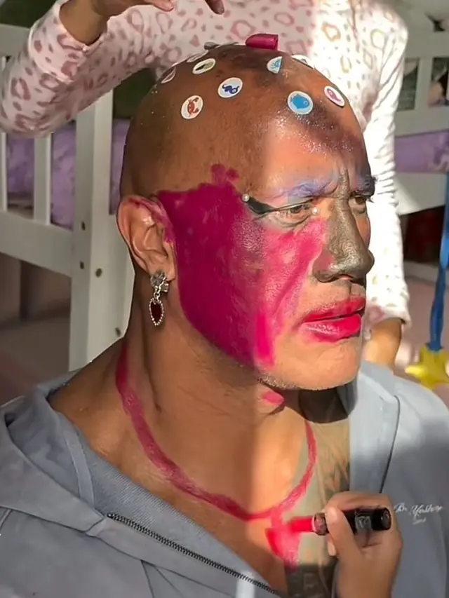 5 Potret Dwayne Johnson Pasrah Dirias Anak-Anaknya Sebelum Gym, dari Garang jadi Menggemaskan (credit: instagram.com/therock).