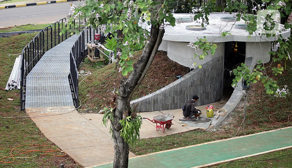 Pekerja menyelesaikan pembangunan penataan kawasan Taman Semanggi, Jakarta, Kamis (13/10/2022). Usai diresmikan Gubernur DKI Jakarta Anies Baswedan pada acara soft launching 12 Oktober 2022 kemarin, penataan ulang kawasan Taman Semanggi dilanjutkan karena realisasi pengerjaan baru mencapai 73,37 persen. (Liputan6.com/Johan Tallo)