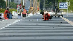Pekerja melakukan pengerjaan tahap akhir renovasi trotoar di sekitar Jalan Gerbang Pemuda, Senayan, Jakarta, Selasa (29/5). Penataan trotoar menjadi prioritasmengingat Asian Games tinggal beberapa bulan ke depan.(Liputan6.com/Helmi Fithriansyah)
