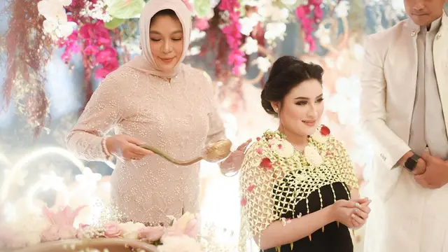 Tampil Memesona, Ini 7 Momen Acara Tujuh Bulanan Angbeen Rishi dan Adly Fairuz