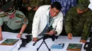 Presiden Filipina Rodrigo Duterte memeriksa senapan sniper CS / LR4A buatan China di Clark Airbase di Filipina (28/6). Bantuan militer tersebut akan digunakan untuk melawan ancaman terorisme dan pembajakan dari kelompok militan. (AP Photo/Bullit Marquez)