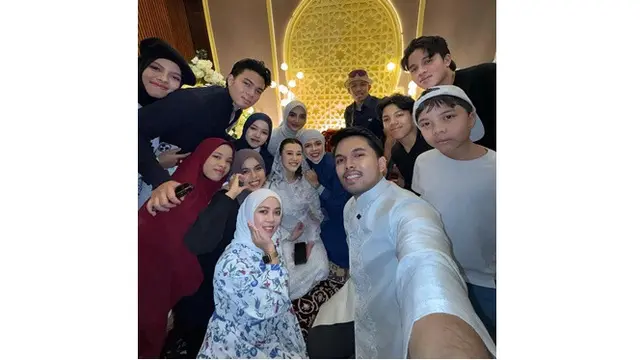 6 Potret Gen Halilintar di Tasyakuran 4 Bulan Kehamilan Aaliyah Massaid, Beri Doa