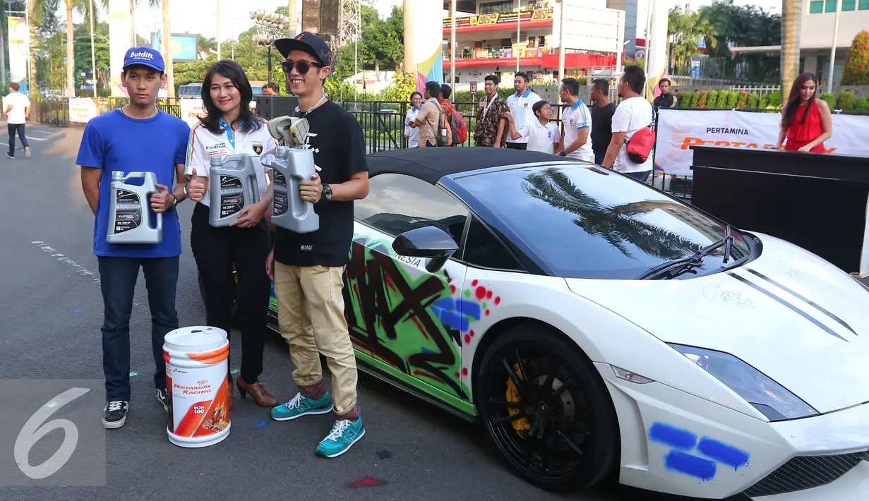 VP Communication PT Pertamina (Persero) Wianda saat menunjukan karya kreatif anak mudah yang melukis mobil Lamborgini di Senayan City, Jakarta, Jumat (3/6). (Liputan6.com/Angga Yuniar)